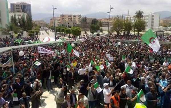 زمنُ الدِّيمكتتوريُّون