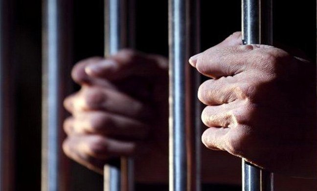mains-barreaux-prison