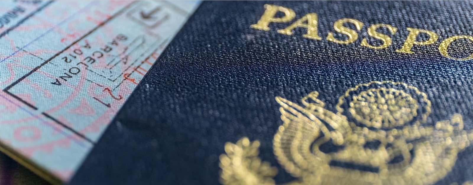 السماح للجزائرين الحاملين لجوازات سفر أجنبية بالدخول إلى الجزائر دون تأشيرة